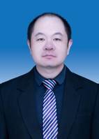 穿着西装的男孩 AI 生成的内容可能不正确。